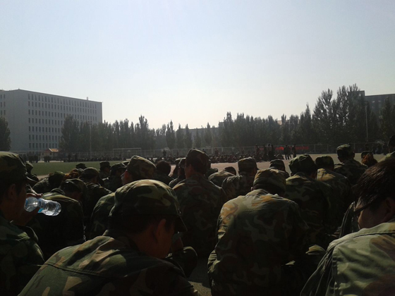 軍訓(xùn)戴的帽子，一個(gè)小時(shí)就濕透了